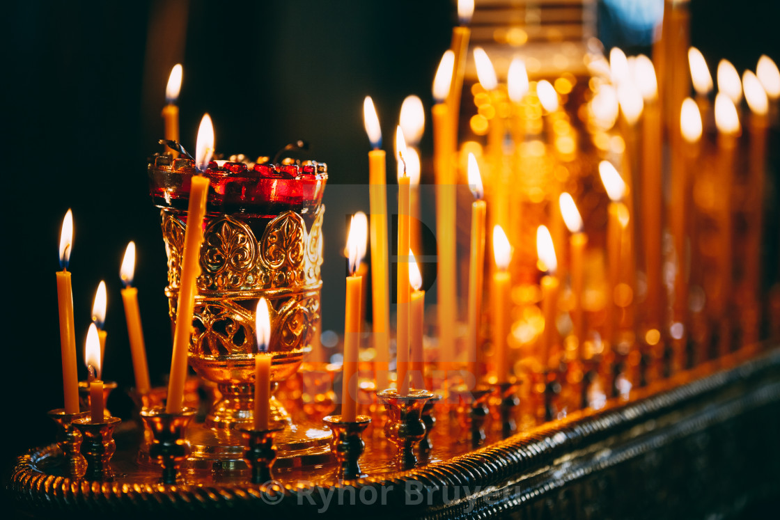 Горящие свечи в церкви Гамбурга